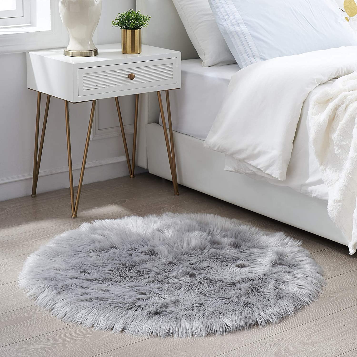 Round Rug Fuzzt Elegant round grey sheep fur rug
